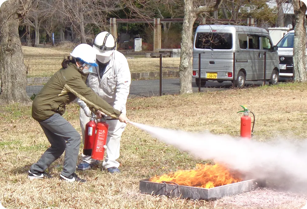 消火訓練している画像