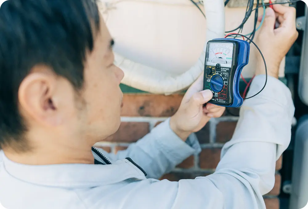 消防設備点検している画像