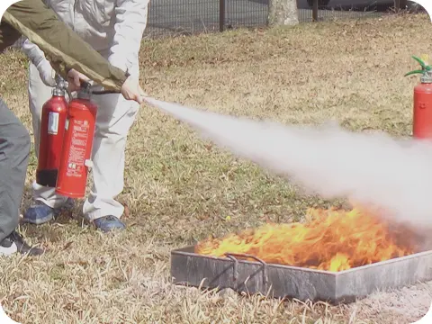 安川防災設備 | 消化器の訓練画像